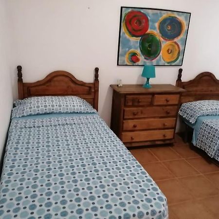 Habitacion En Un Bajo 2 Camas Individual Casa Compartida Abades  エクステリア 写真