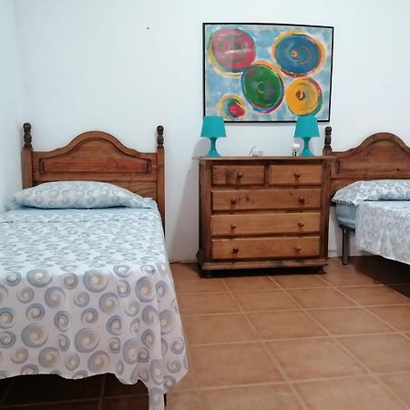 Habitacion En Un Bajo 2 Camas Individual Casa Compartida Abades  エクステリア 写真