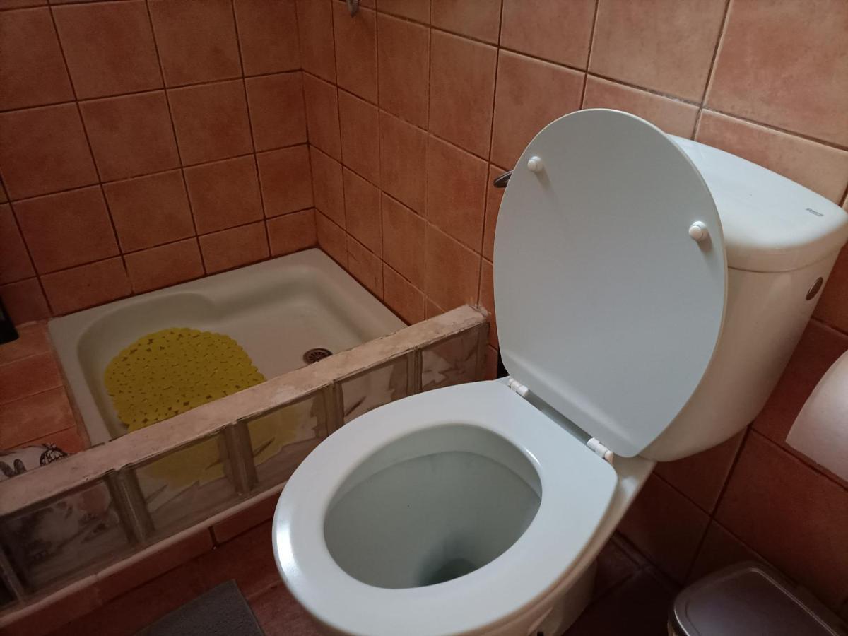 Habitacion En Un Bajo 2 Camas Individual Casa Compartida Abades  エクステリア 写真