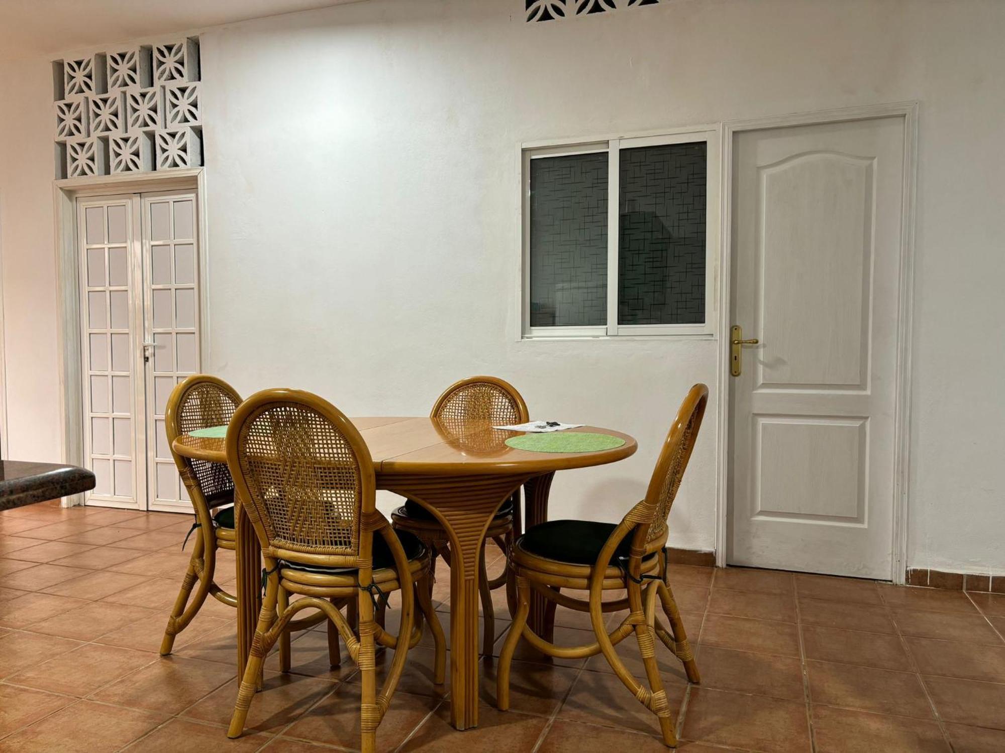Habitacion En Un Bajo 2 Camas Individual Casa Compartida Abades  エクステリア 写真