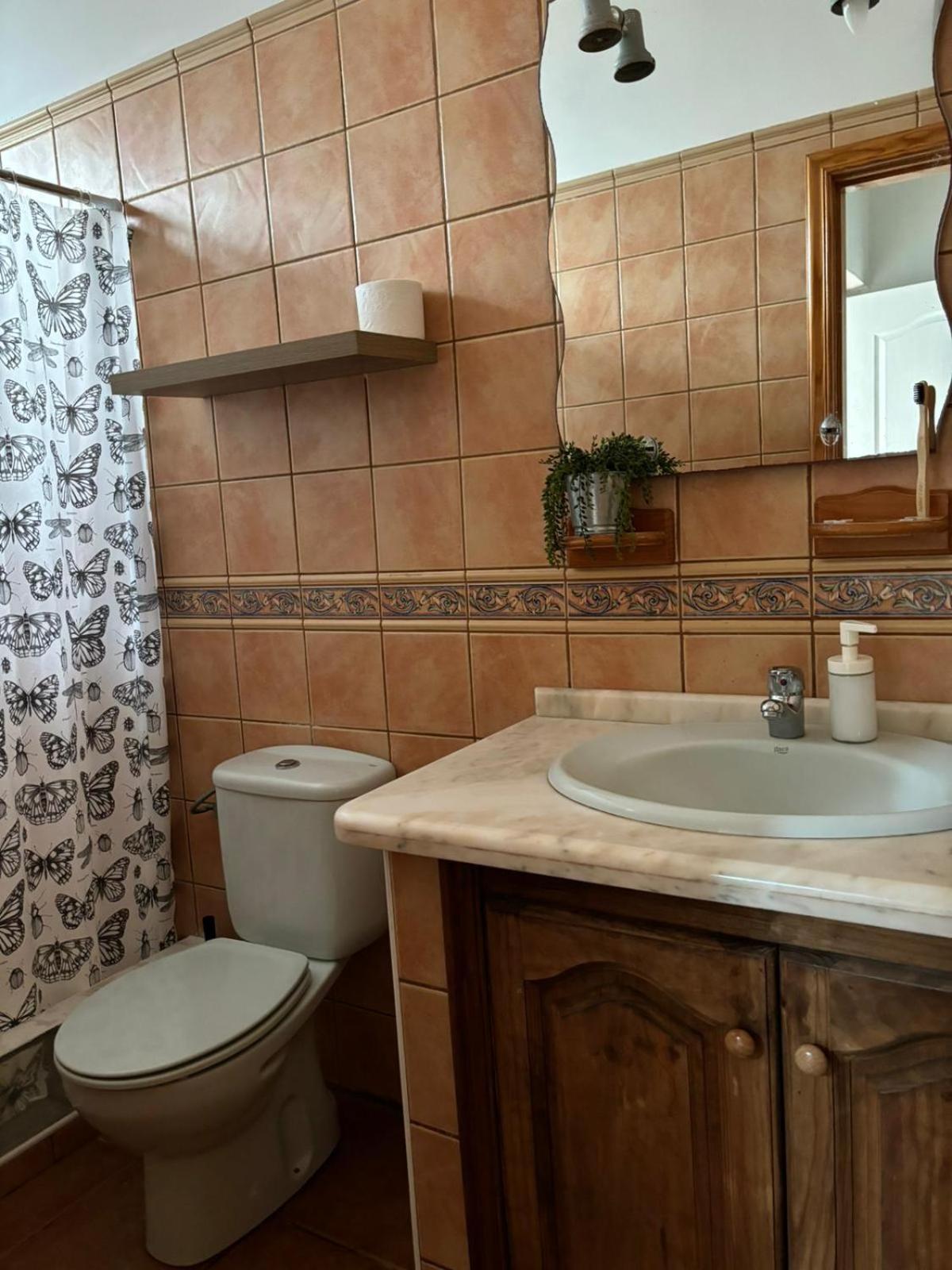 Habitacion En Un Bajo 2 Camas Individual Casa Compartida Abades  エクステリア 写真