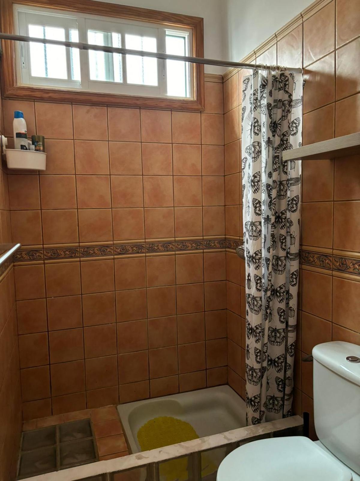 Habitacion En Un Bajo 2 Camas Individual Casa Compartida Abades  エクステリア 写真